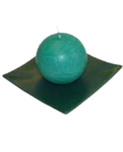 Bild von Eisblumenkerze rund GRÜN. Dazu ein versilberter Kerzenlöscher.