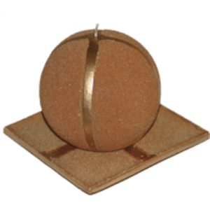 Bild von Kugelkerze, wie mit Gold übersäht. Mit passendem Untersatz.